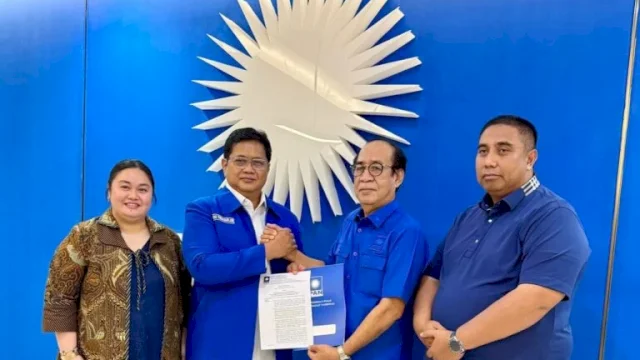 DPP PAN menyerahkan Surat Keputusan penggantian Siti Husniah Talenrang sebagai Ketua DPW PAN Sulawesi Selatan. Foto list.
