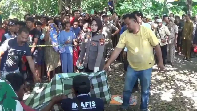 Suasana personel Polsek Bajeng bersama tim Inafis Polres Gowa olah TKP di lokasi pembunuhan di Kecamatan Bajeng Kabupaten Gowa, Sulawesi Selatan
