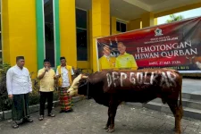 Bahlil Lahadalia Serahkan Hewan Kurban ke Golkar Sulsel untuk Masyarakat Makassar