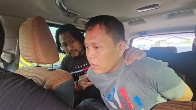 Foto: Tampang Feri (baju abu-abu), pelaku penyekapan dan pemerkosaan mahasiswi di Makassar saat diinterogasi polisi. (dok. Istimewa)