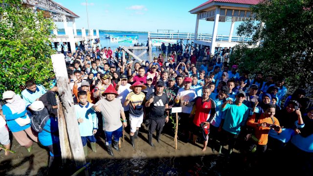 Gubernur Sulsel Tanam 1.000 Mangrove di Selayar, Perkuat Perlindungan Pesisir