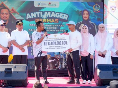 Gubernur Sulsel Serahkan Bantuan Rp15 Miliar untuk Perkuat Infrastruktur dan UMKM di Selayar