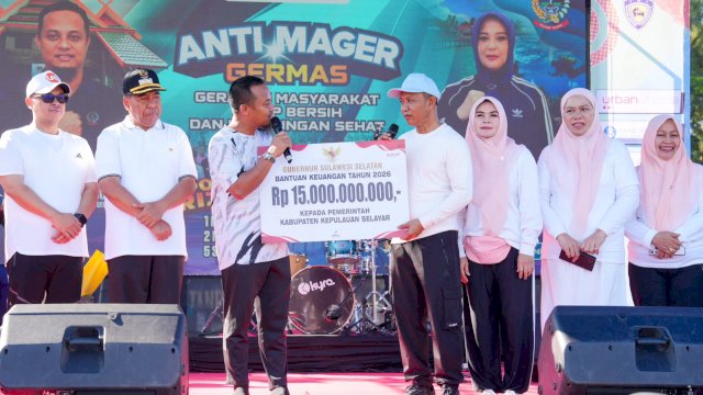 Gubernur Sulsel Serahkan Bantuan Rp15 Miliar untuk Perkuat Infrastruktur dan UMKM di Selayar