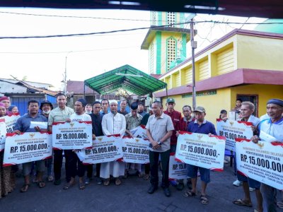 Gubernur Sulsel Salurkan Bantuan Sosial dan Rehabilitasi Rumah Korban Kebakaran Jalan Sultan Alauddin III