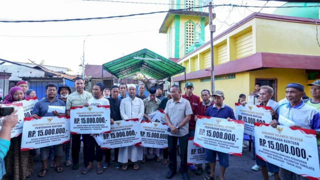 Gubernur Sulsel (Andi Sudirman Sulaiman) menyerahkan bantuan kebakaran di jl.Alauddin III Jumat 19/06/2026