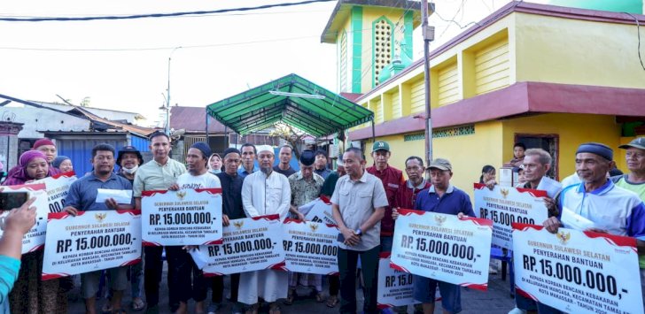 Gubernur Sulsel Salurkan Bantuan Sosial dan Rehabilitasi Rumah Korban Kebakaran Jalan Sultan Alauddin III