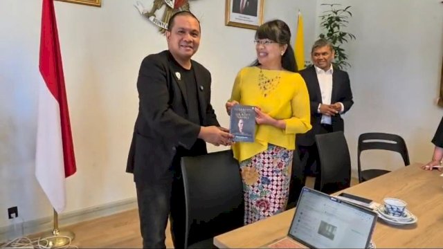Dari KBRI Copenhagen Denmark, Dokter Koboi Kenalkan Makna Tersembunyi Warna Hitam melalui buku Hitam Itu Bukan Sekadar Warna