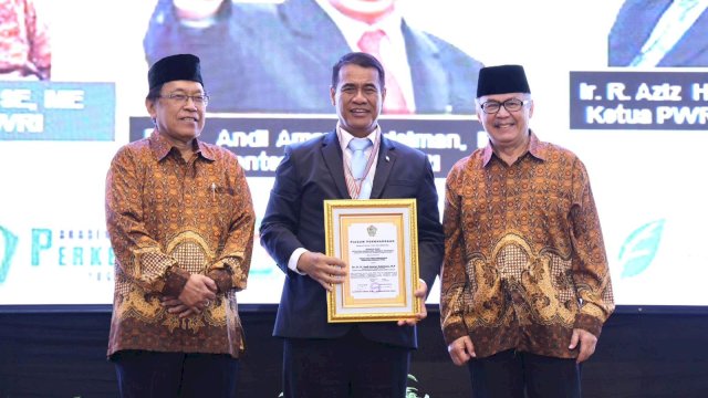 Berhasil Percepat Swasembada Pangan, Mentan Amran Raih Penghargaan Wredatama Nugraha Utama