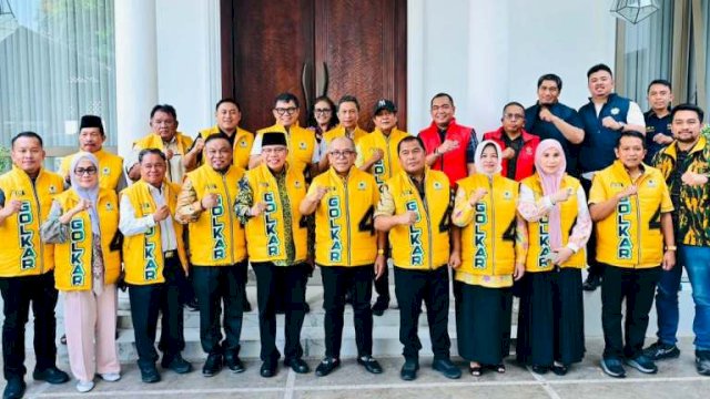 Ilham Arief Sirajuddin alias IAS diapit para ketua dan perwakilan DPD II Golkar kabupaten-kota serta pengurus organisasi sayap partai di Makassar, Minggu (28/6/2026). (Foto: Istimewa.)