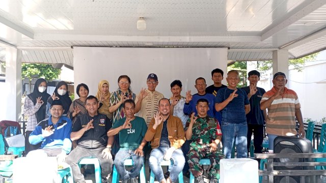 Foto lurah bitowa bersama LPM RT Se RW 06 BIitowa dan bhabinkamtibmas babinsa list.