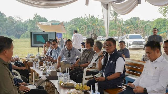 Dirut PTPN I (Persero), Abdul Rivai Ras saat diskusi strategis dan peninjauan lapangan di Kebun Kedaton Trikora, PTPN I (Persero) Regional 7, Lampung Selatan, Sabtu (11/7/2026). Foto: Ist.