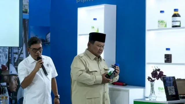 Presiden Prabowo Subianto Bersama Direktur Utama PTPN I Abdul Rivai Ras Foto list.