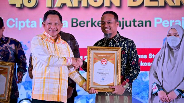 Pemberian penghargaan kepada gubernur Sulsel oleh Menteri Dalam Negeri Tito Karnavian pada Penutupan Syukuran Dekranas ke-46 yang mengusung tema "Cipta Kriya Berkelanjutan, Perajin Mendunia" di Trans Studio Mall Makassar, Minggu (12/7/2026