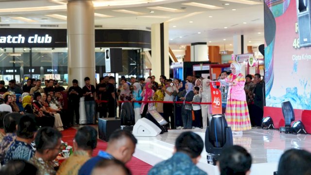 Fatmawati Rusdi Apresiasi Antusiasme Peserta Saat Meninjau Stan 46 Tahun Dekranas