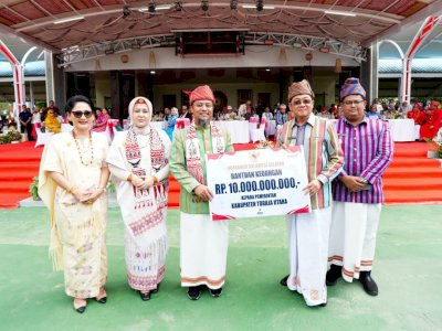 Gubernur Sulsel Serahkan Bantuan Keuangan Rp10 Miliar di Hari Jadi Toraja Utara ke-18