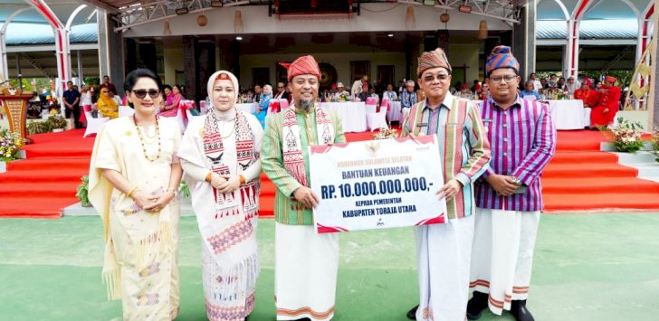 Gubernur Sulsel Serahkan Bantuan Keuangan Rp10 Miliar di Hari Jadi Toraja Utara ke-18
