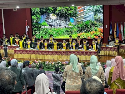 ​Kado Dies Natalis ke-65 UNM: Dekan FIP Prof. Abdul Saman Resmi dikukuhkan Sebagai Guru Besar Psikologi Pendidikan