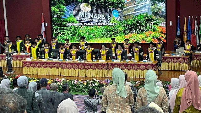 ​Kado Dies Natalis ke-65 UNM: Dekan FIP Prof. Abdul Saman Resmi dikukuhkan Sebagai Guru Besar Psikologi Pendidikan
