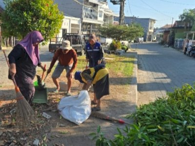 Cegah Genangan Saat Musim Hujan, Warga Bitowa Gotong Royong Gelar “Jumat Bersih” di Kompleks Land 1 Graha Jannah