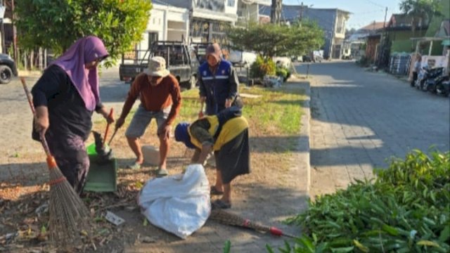 Cegah Genangan Saat Musim Hujan, Warga Bitowa Gotong Royong Gelar “Jumat Bersih” di Kompleks Land 1 Graha Jannah