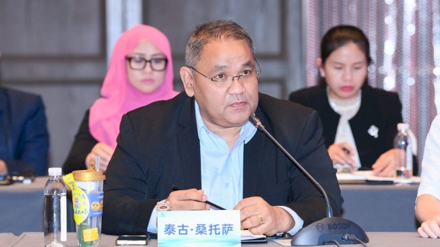 Ketum JMSI Teguh Santosa saat memaparkan pentingnya etika AI dan narasi lokal dalam pertemuan meja bundar ACJA di Kunming, Yunnan, Selasa (14/7/2026).