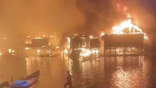 Kebakaran Hebat di Makassar Hanguskan 50 Rumah, 30 Armada Damkar Diterjunkan