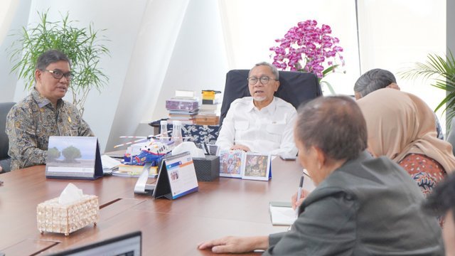 Menteri Koordinator Bidang Pangan Zulkifli Hasan menerima jajaran Direksi PTPN I yang dipimpin Direktur Utama Abdul Rivai Ras di Kantor Kementerian Koordinator Bidang Pangan, Jakarta. Foto: Ist.