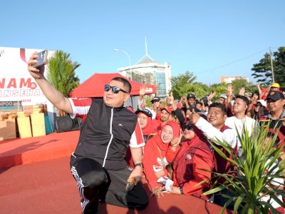 Semarakkan HUT RI ke-81, Wali Kota Makassar Pimpin Jalan Sehat dan Ajak Warga Jaga Lingkungan