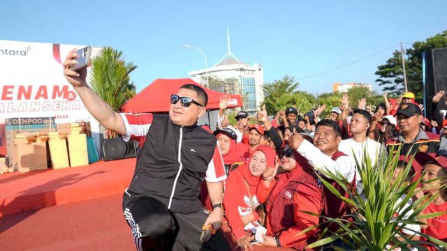 Semarakkan HUT RI ke-81, Wali Kota Makassar Pimpin Jalan Sehat dan Ajak Warga Jaga Lingkungan
