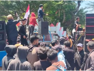 Ribuan Massa Demostrasi Tolak Penonaktifan 16 Pejabat di Pemkab Gowa