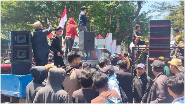 Ribuan Massa Demostrasi Tolak Penonaktifan 16 Pejabat di Pemkab Gowa