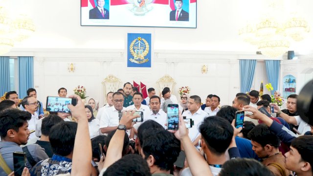 ​Gubernur Sulawesi Selatan Andi Sudirman Sulaiman memberikan keterangan pers didampingi Menteri Lingkungan Hidup Mohammad Jumhur Hidayat, Wakil Gubernur Sulsel Fatmawati Rusdi, Wali Kota Makassar Munafri Arifuddin, Bupati Maros Chaidir Syam, serta jajaran pejabat daerah dan kementerian di Rumah Jabatan Gubernur Sulsel, Makassar, Rabu (5/8/2026). Pertemuan tersebut membahas percepatan dan tindak lanjut pembangunan Pembangkit Listrik Tenaga Sampah (PSEL) Regional Mamminasata.