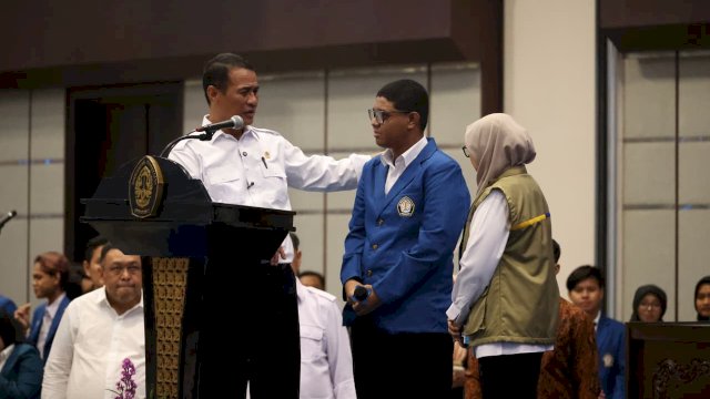 Dengar Keluhan Mahasiswa NTT Soal Harga Beras, Mentan Amran Langsung Telepon Dirut Bulog di Acara PMB UNDIP
