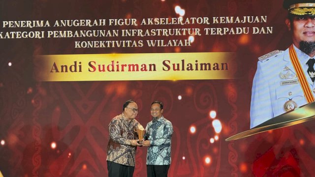 Gubernur Sulsel Andi Sudirman Sulaiman Pada saat menerima Penghargaan foto list.