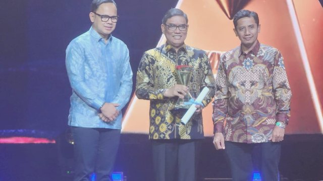 Direktur Utama PTPN I Rivai Ras Bersama Wakil Menteri Dalam Negeri Bima Arya foto list.