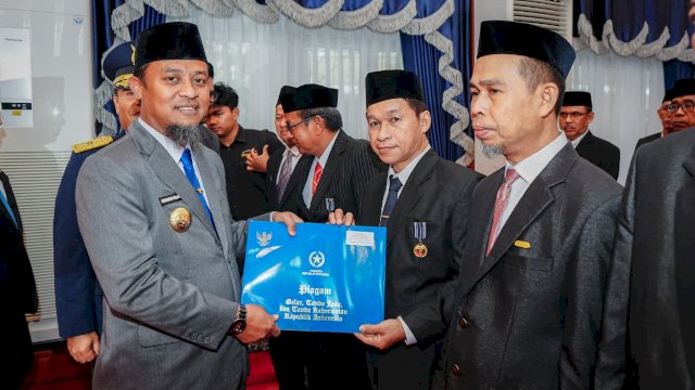 ​Gubernur Sulsel Anugerahi Satyalencana Karya Satya kepada 398 PNS Pemprov
