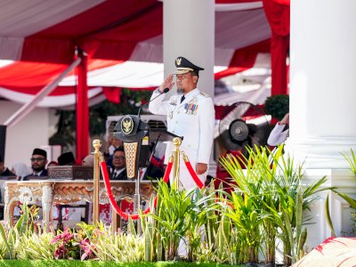 Berlangsung Khidmat, Gubernur Sulsel Pimpin Upacara Penurunan Bendera HUT ke-81 RI*