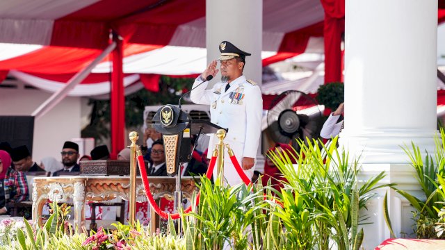 Berlangsung Khidmat, Gubernur Sulsel Pimpin Upacara Penurunan Bendera HUT ke-81 RI*