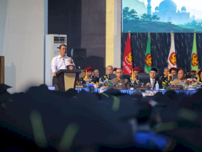 Beri Motivasi 2.500 Wisudawan Universitas Tadulako, Mentan Amran: Sukses Harus Kamu Rebut
