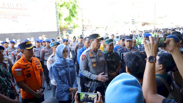 Kapolda Sulsel Irjen Pol Djuhandhani memberikan keterangan kepada wartawan Foto list.