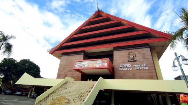 Kantor DPRD Sulsel Sebelum Terbakar