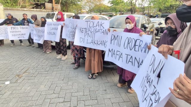 Foto Emak Emak Demo depan Umi list.