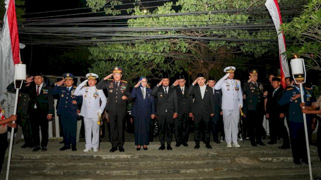 HUT ke-81 RI, Gubernur Sulsel Hadiri Renungan Suci di TMP Panaikang