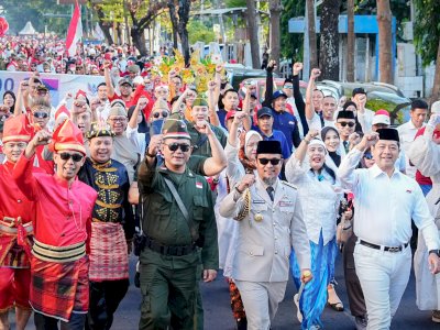 Berbusana Gaya Bung Karno, Andi Sudirman Lepas Ribuan Peserta Jalan Sehat Anti Mager dan Karnaval Kemerdekaan
