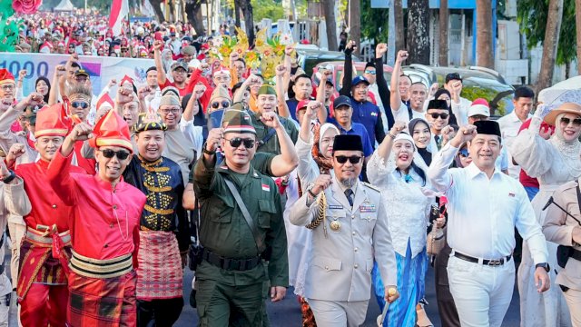Berbusana Gaya Bung Karno, Andi Sudirman Lepas Ribuan Peserta Jalan Sehat Anti Mager dan Karnaval Kemerdekaan