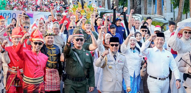 Berbusana Gaya Bung Karno, Andi Sudirman Lepas Ribuan Peserta Jalan Sehat Anti Mager dan Karnaval Kemerdekaan