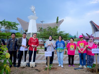Wagub Fatmawati Tanam Tabebuya dan Bougenville dalam &ldquo;Jejak Vespa Jejak Hijau&rdquo; di Toraja Utara