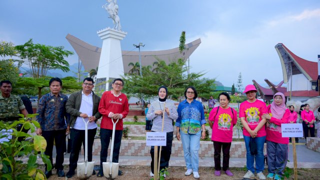 Wagub Fatmawati Tanam Tabebuya dan Bougenville dalam &ldquo;Jejak Vespa Jejak Hijau&rdquo; di Toraja Utara