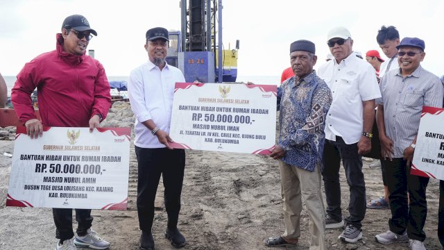 Gubernur Sulsel Serahkan BK Rp17 Miliar untuk Pemkab Bulukumba, Termasuk Masjid Terapung Pantai Merpati
