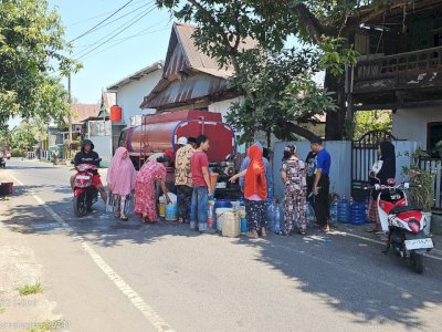 Pemprov Sulsel Salurkan Bantuan Air Bersih untuk Warga Terdampak Kekeringan di Makassar dan Maros